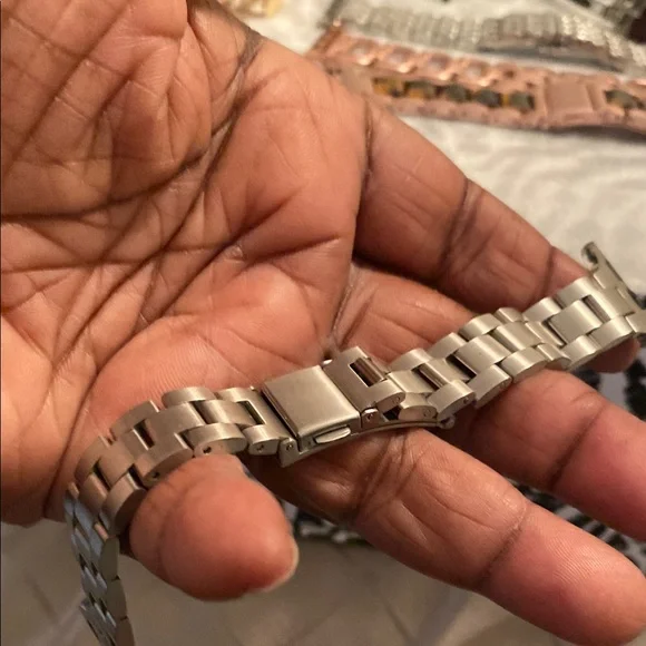 Assorted apple Watch Bands in Silver, Gold, and Brown - Picture 2 of 9